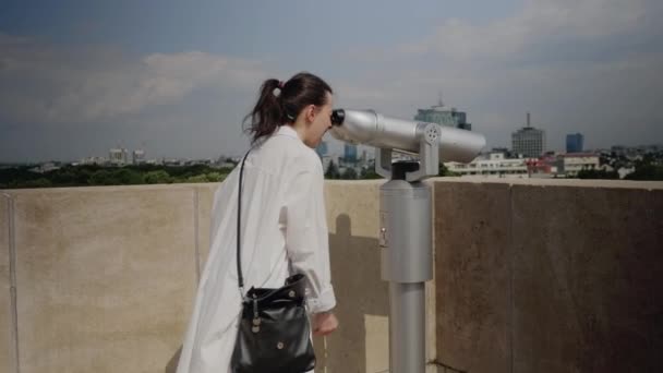 Белая женщина с помощью телескопа с наблюдательного пункта — стоковое видео