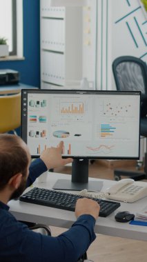 Hareketsiz meslektaşla çalışan Afrikalı muhasebeci