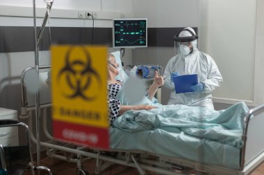 Kovid 19 ile kirlenmeye karşı koruyucu giysisi giyen doktor.