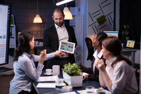 Podnikatel zobrazující firemní strategii pomocí tabletu pro firemní prezentaci — Stock fotografie