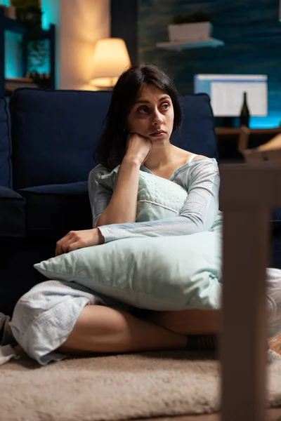 Mujer desesperada, frustrada, vulnerable perdida en pensamientos de ruptura pensando en la soledad — Foto de Stock