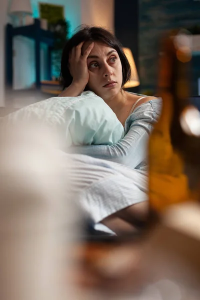 Vulnerable mujer víctima de estrés traumatizado con trastorno bipolar —  Fotos de Stock