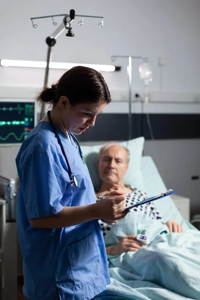 Medizinische Krankenschwester in Peelings Einnahme Notest auf Cliboard — Stockfoto