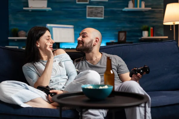 Смішна розслаблена пара сидить на дивані, розслабляючись вночі, сміючись розважається — стокове фото
