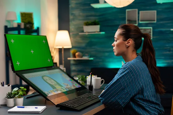 Pracownik studia patrząc na zielony ekran na monitorze — Zdjęcie stockowe
