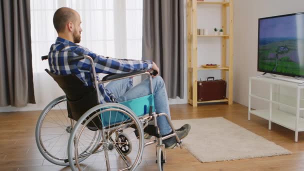 Joven paralítico viendo televisión — Vídeo de stock