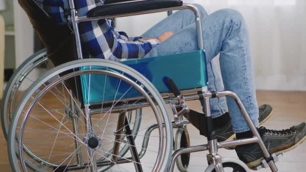 Uomo con disabilità motoria — Video Stock