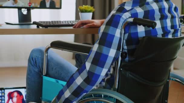 Conversação online com o homem paralisado — Vídeo de Stock