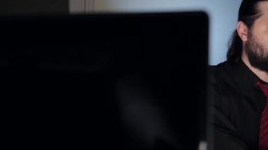 Laptop klavyesinde daktilo. Görüntüleri kapat