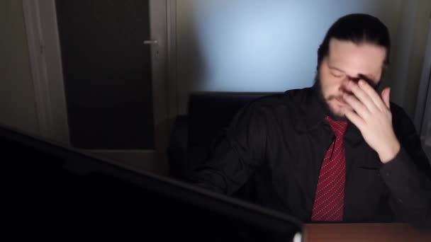 컴퓨터 키보드로 타이핑하는 남자. 사무직 — 비디오