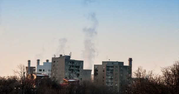 Timelapse de las centrales eléctricas en una ciudad que trae una fuerte contaminación — Vídeos de Stock