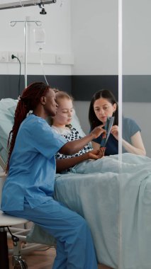 Akciğer röntgeni gösteren Afrikalı Amerikalı hemşire solunum hastalığının belirtilerini açıklıyor