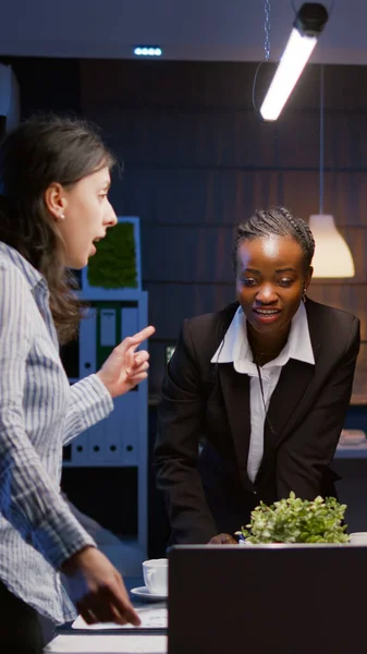 Vielfältige multiethnische Teamarbeit Brainstorming von Unternehmensideen bei der Analyse von Finanzkurven Präsentation — Stockfoto