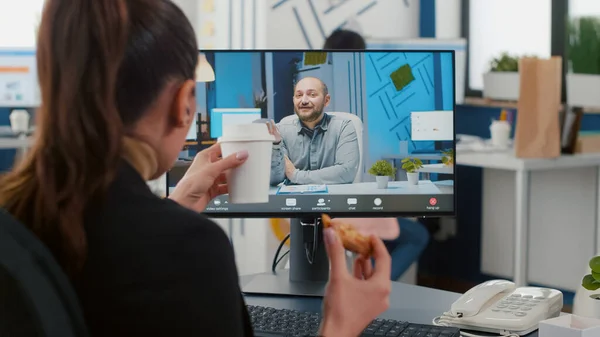 Gerente executivo comer pizza takeaway entrega durante reunião conferência videocall on-line — Fotografia de Stock