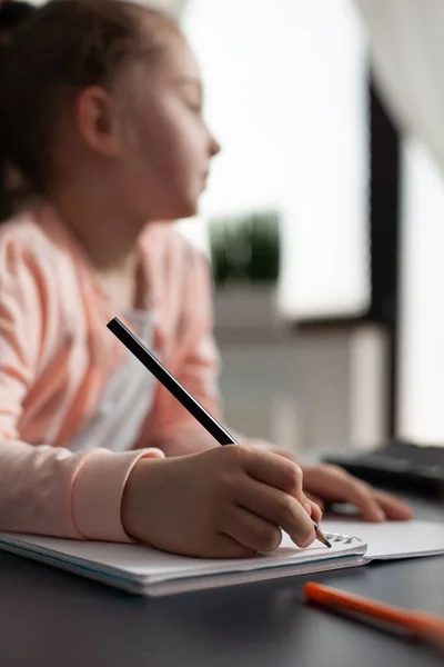 Portret van slimme schoolmeisje luisteren naar online klasse — Stockfoto