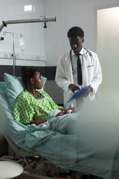 Hombre con ocupación médica analizando la atención médica del paciente — Foto de Stock