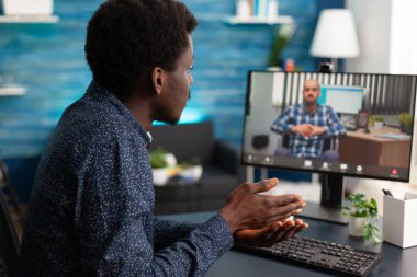 İnternet üzerinden sohbet eden Afrikalı Amerikalı bir adam.