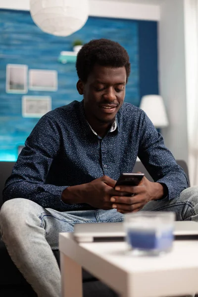 Afrikai amerikai srác videohívás segítségével smartphone — Stock Fotó