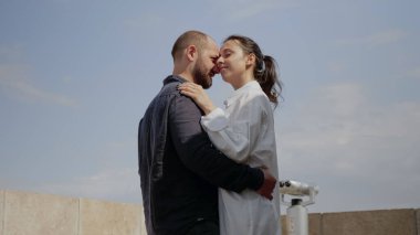 Kafkasyalı çift gökyüzü kulesinde romantik sahnelerin tadını çıkarıyor.