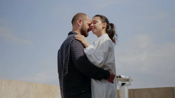 Coppia caucasica godendo scena romantica sulla torre del cielo — Foto Stock