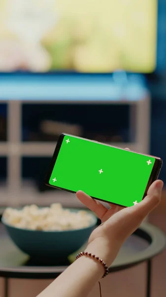수평 녹색 화면으로 현대식 전화를 들고 있는 사람 — 스톡 사진