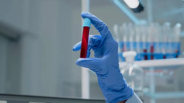 Gros plan de l'aspirateur en verre rempli de solution d'ADN — Photo