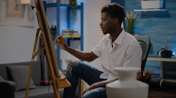 Дорослі афроамериканці малюють вазу на полотні — стокове фото