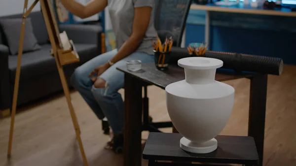Fechar o design do vaso na mesa para desenhar inspiração — Fotografia de Stock