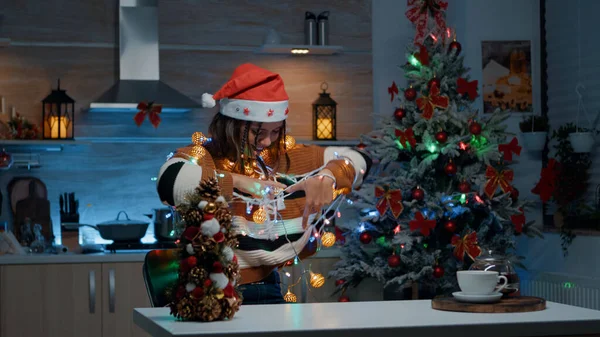 Jeune adulte essayant de décorer la maison dans l'esprit de Noël — Photo