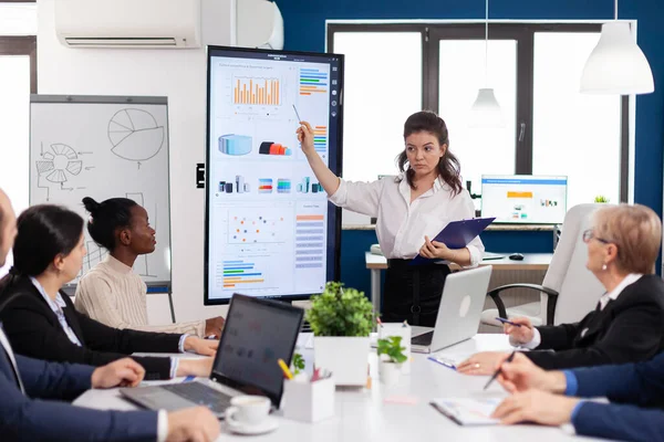 Directora ejecutiva mujer briefing collegues, explicando la estrategia de la empresa — Foto de Stock