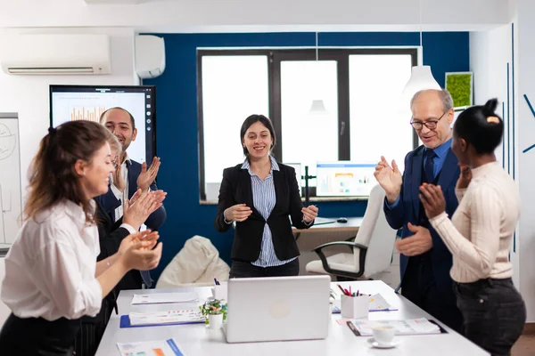 Equipo creativo feliz del negocio que tiene reunión en oficina del broadroom. — Foto de Stock