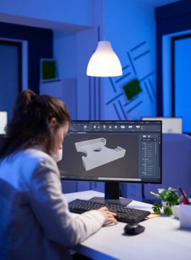 Yazılım mühendisi gece geç saatlerde Dijital Cad Project 'te çalışıyor.