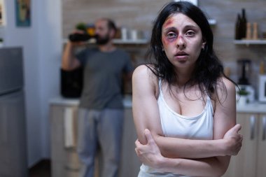 Kızgın koca, tacize uğramış eşiyle fiziksel ilişkiye giriyor.