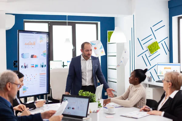 Unga företagare i konferensrummet skriker — Stockfoto