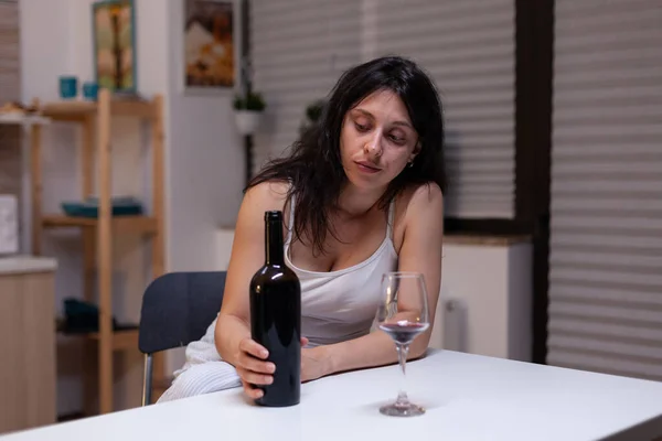 Femme malheureuse avec dépendance à l'alcool boire du vin seul — Photo