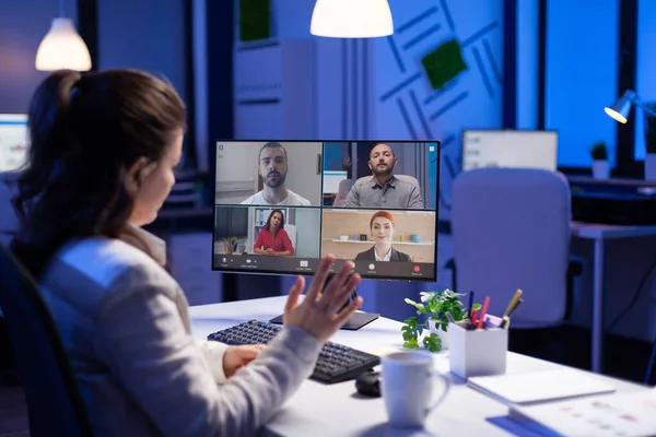 Manager durante la videoconferenza online con il team aziendale dopo mezzanotte — Foto Stock