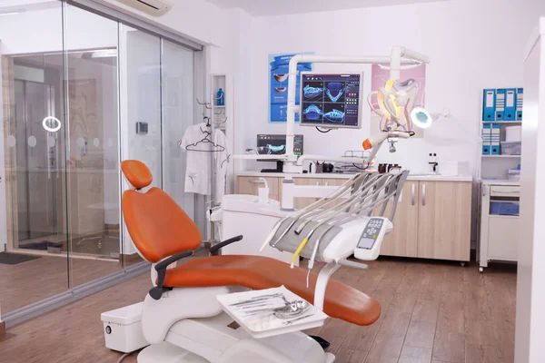 Интерьер современного профессионального оснащенного кабинета стоматолога с рентгеном зубов — стоковое фото