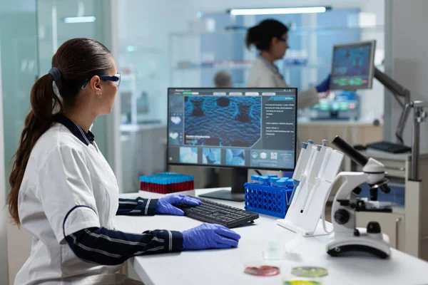 Researcher biochemist woman analyzing virus expertise working at coronavirus treatment — Stock Photo, Image