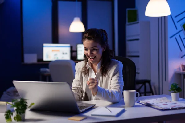 Zakelijke vrouw op zoek naar professionele laptop werken bij marketing grafieken project — Stockfoto