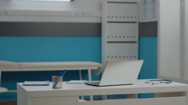 Sağlık hizmetleri için dekorasyonu olan kimse yok.