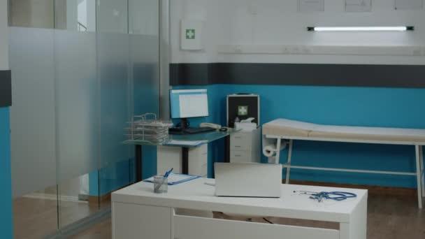 Oficina de médicos vacíos con instrumentos médicos en las instalaciones — Vídeos de Stock