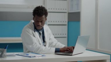 Tıp bürosunda doktor olarak çalışan genç kişi