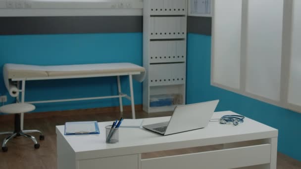 Niemand in medische kabinet ruimte in de gezondheidszorg faciliteit — Stockvideo