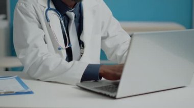 Doktorun tıbbi dolaptaki dizüstü bilgisayarında daktilo yazmasını kapat
