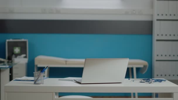 Primer plano de escritorio blanco con portátil e instrumentos médicos — Vídeos de Stock