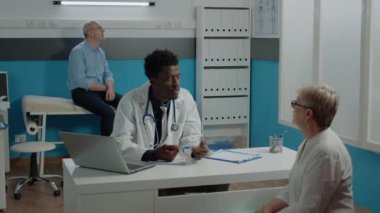 Üniformalı bir adam doktor olarak çalışıyor.