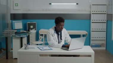 Tıp kabinesinde doktorluk yapmış birinin portresi.