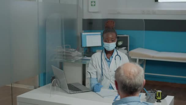 Femme travaillant comme médecin à la clinique de soins de santé — Video