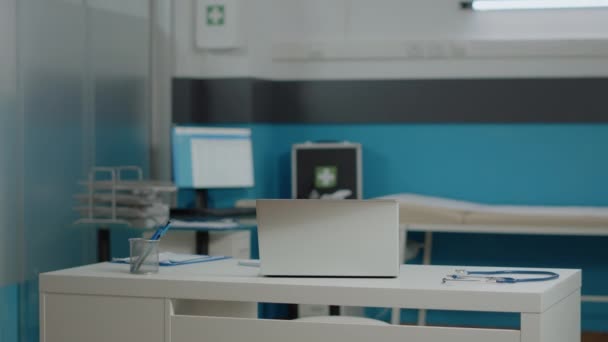 Пустой медицинский кабинет в медицинском учреждении — стоковое видео