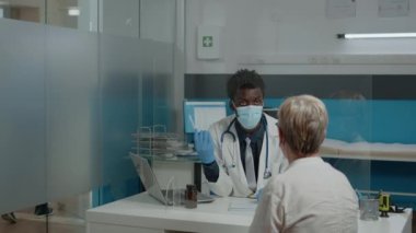 Yetişkin doktor tıbbi tedaviyi tartışıyor